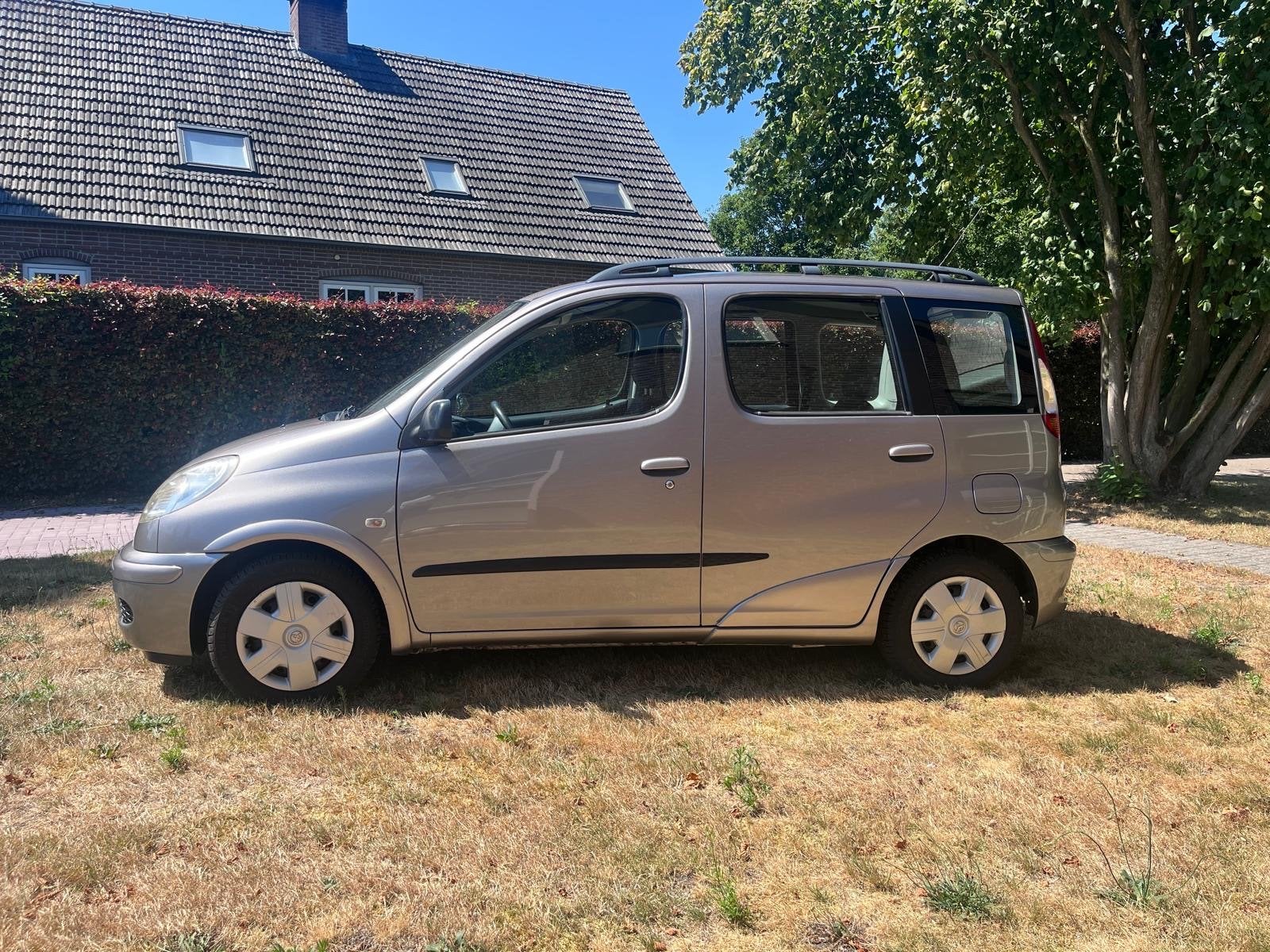 Toyota Yaris Verso 1.3 16V Vvti 2003 Grijs, Auto's, Voorwielaandrijving, 1299 cc, Zwart, 4 cilinders