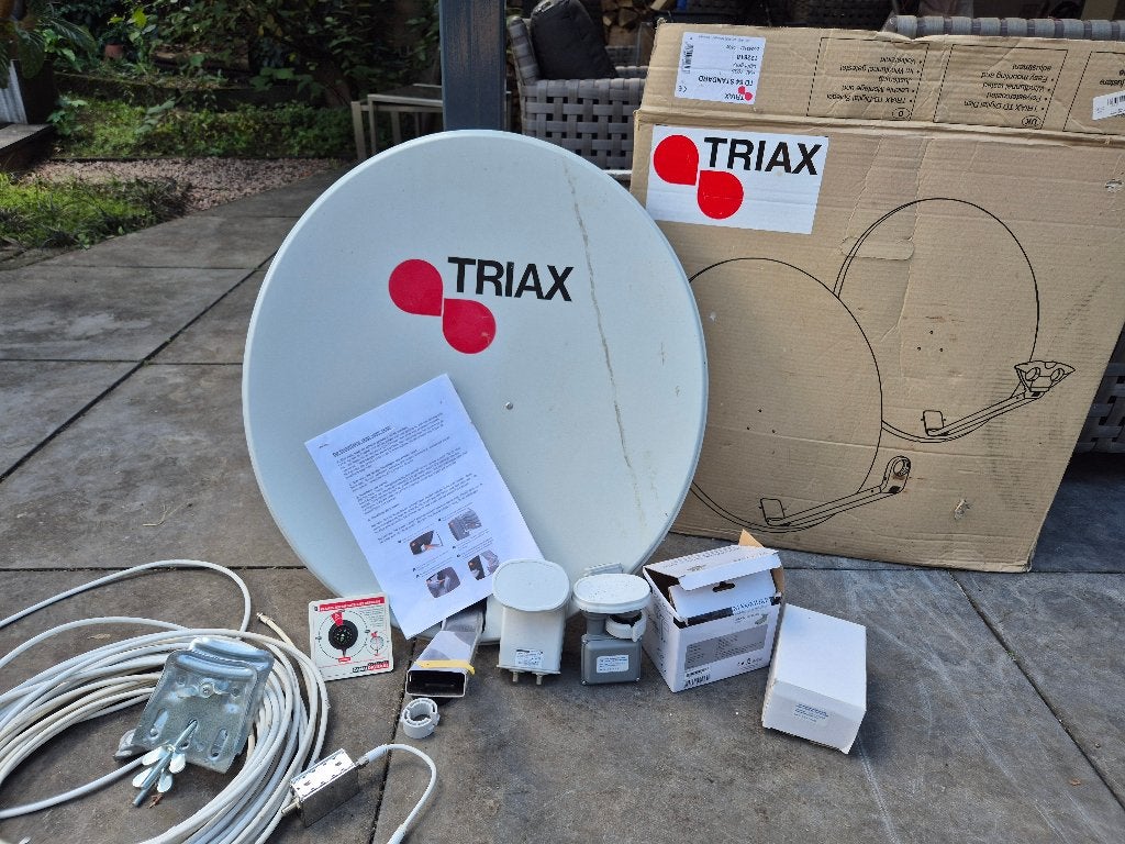 Triax schotelantenne met LNB en toebehoren