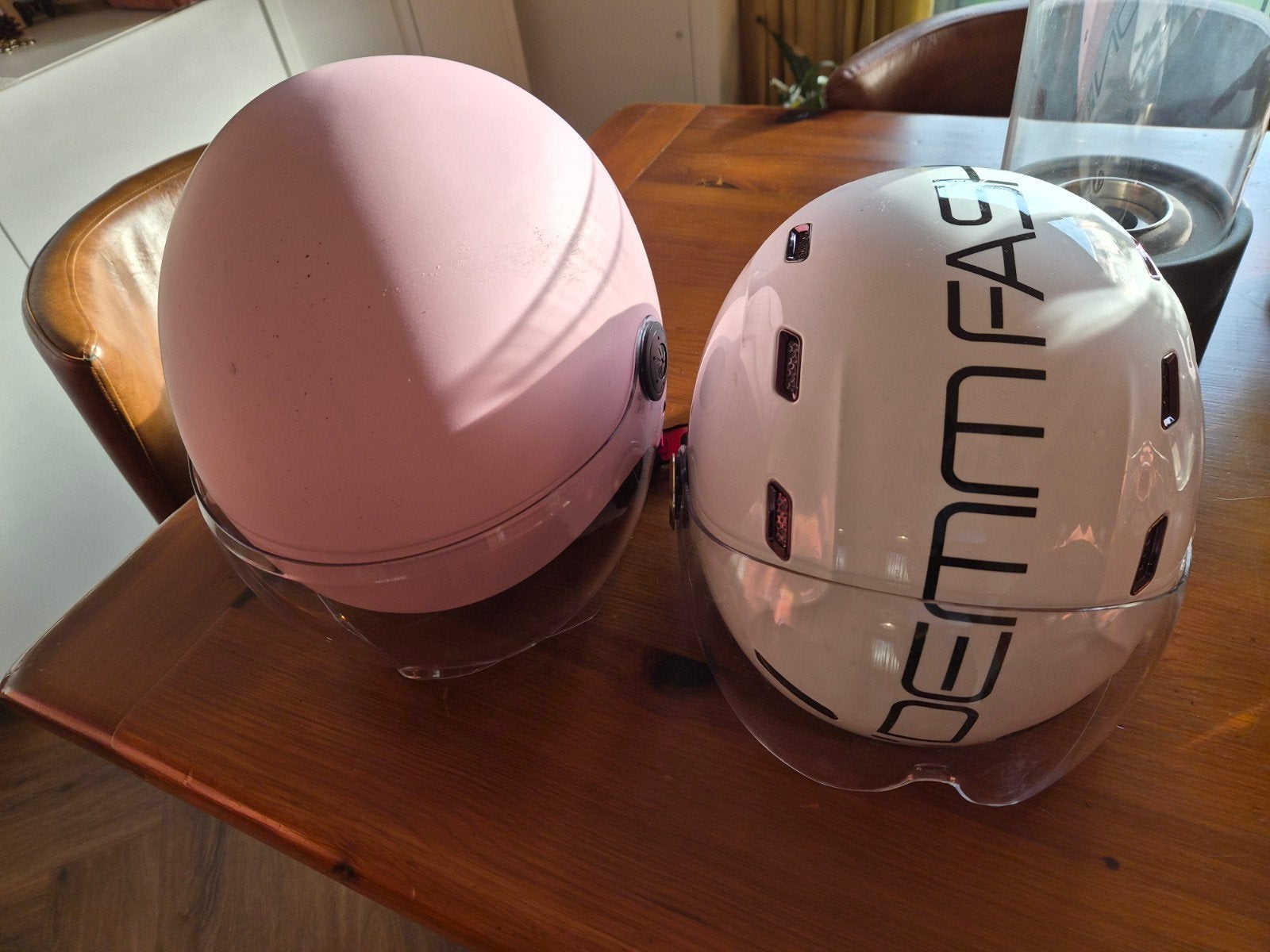 Set van 2 scooterhelmen: wit en roze, Fietsen en Brommers, Ophalen, Gebruikt, Medium, DEMM FASHION, Vinz