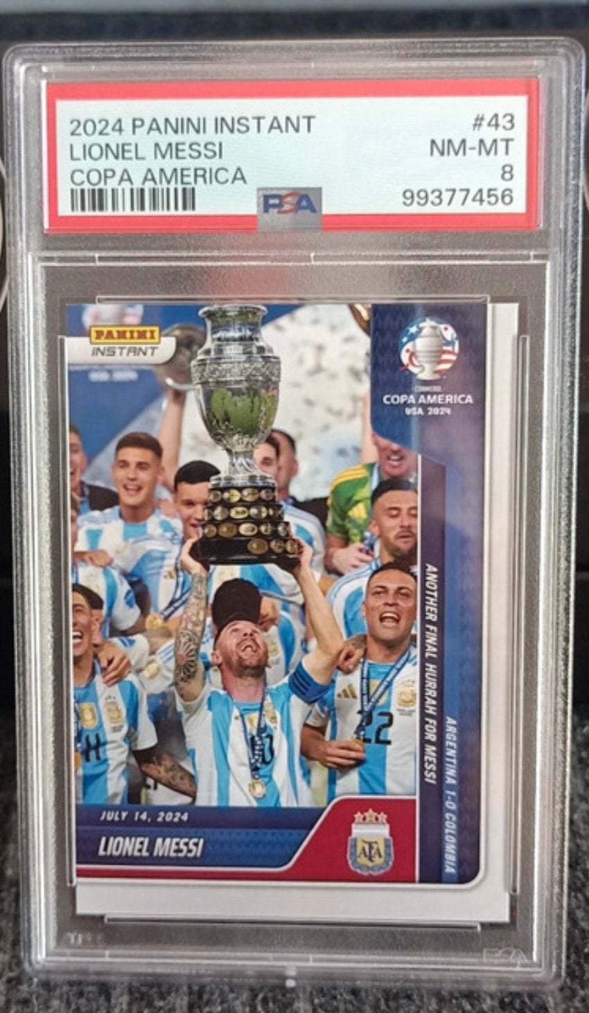 Lionel Messi 2024 Panini Copa América – PSA 8 NM-MT, Ophalen of Verzenden, Zo goed als nieuw, Plaatje