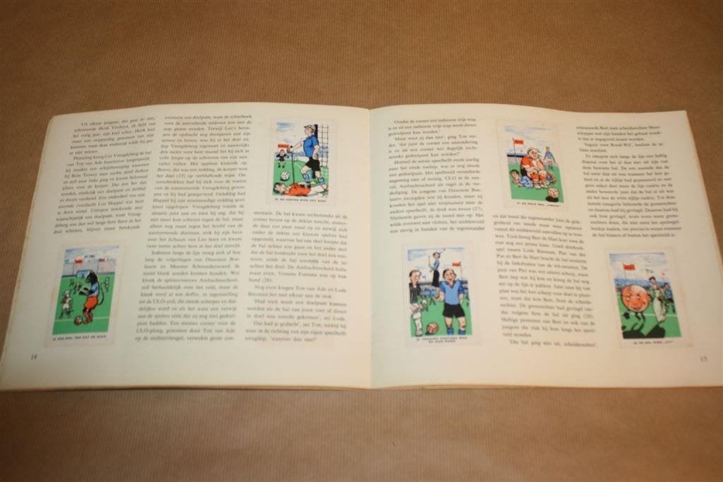 Rizla+ voetbalt in woord en beeld. 1956., Ophalen of Verzenden, Gelezen