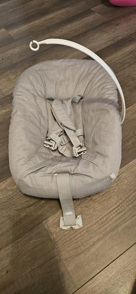 Comfortabele grijze stokke ligstoel met gordel, Kinderen en Baby's, Wipstoeltjes, Verstelbaar, Wipstoel, Zo goed als nieuw, Ophalen