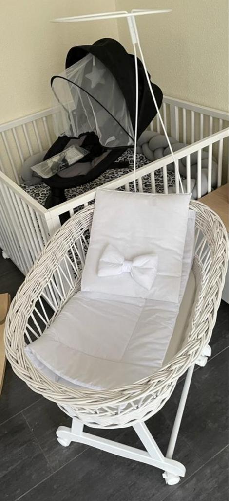 Witte rieten wieg met bekleding, Ophalen, Gebruikt, Wieg