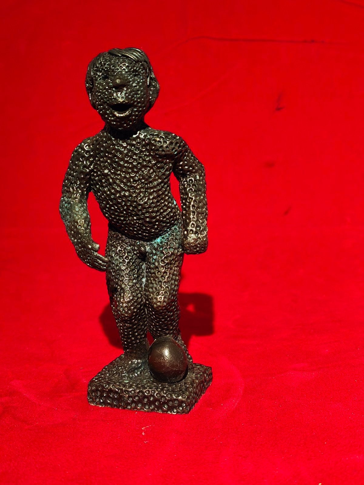 Unieke bronzen beedje van jongen met bal van Carolein Smit, Ophalen of Verzenden, 20 - 50 cm, Beeld, Bruin