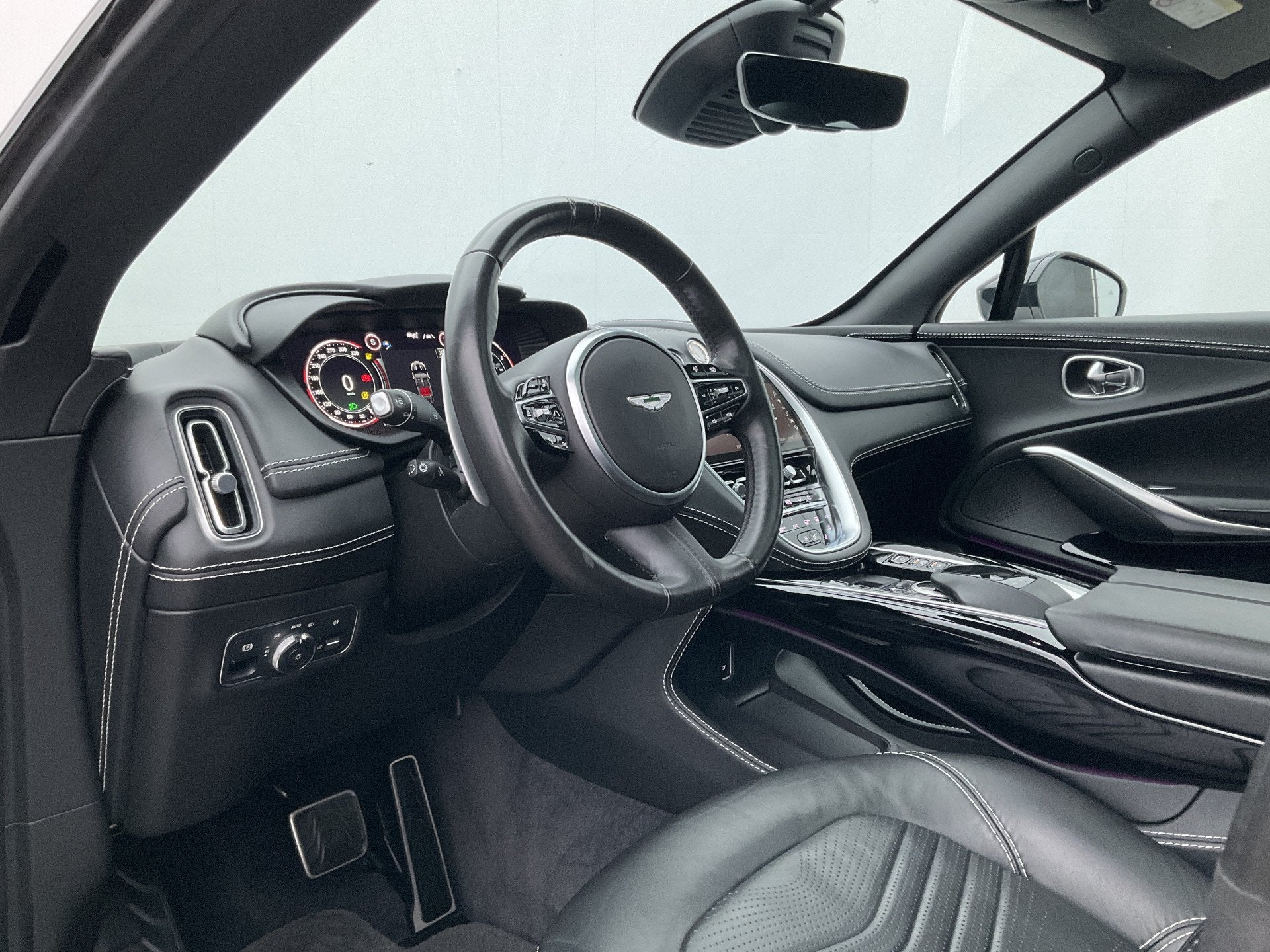 Foto 72 van Aston Martin Dbx 4.0 V8 360 Memory Stoelverw/koeling Sfeer