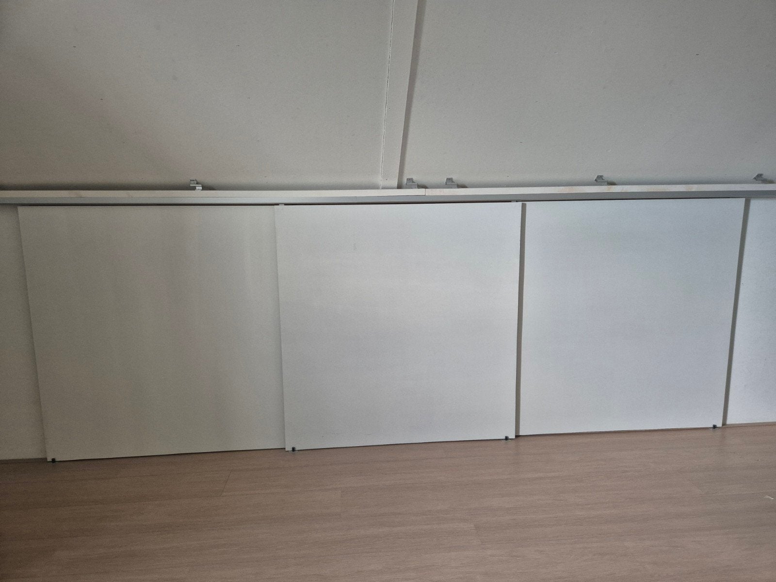 Rolpaneelsysteem voor knieschotten zolder, Ophalen