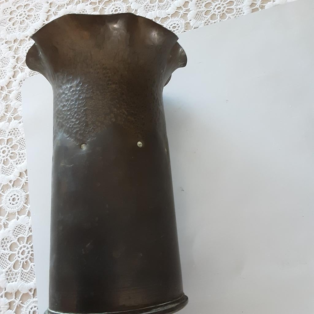 Zware  koperen  vaas gemaakt uit de oorlog. 21 cm hoog., Ophalen