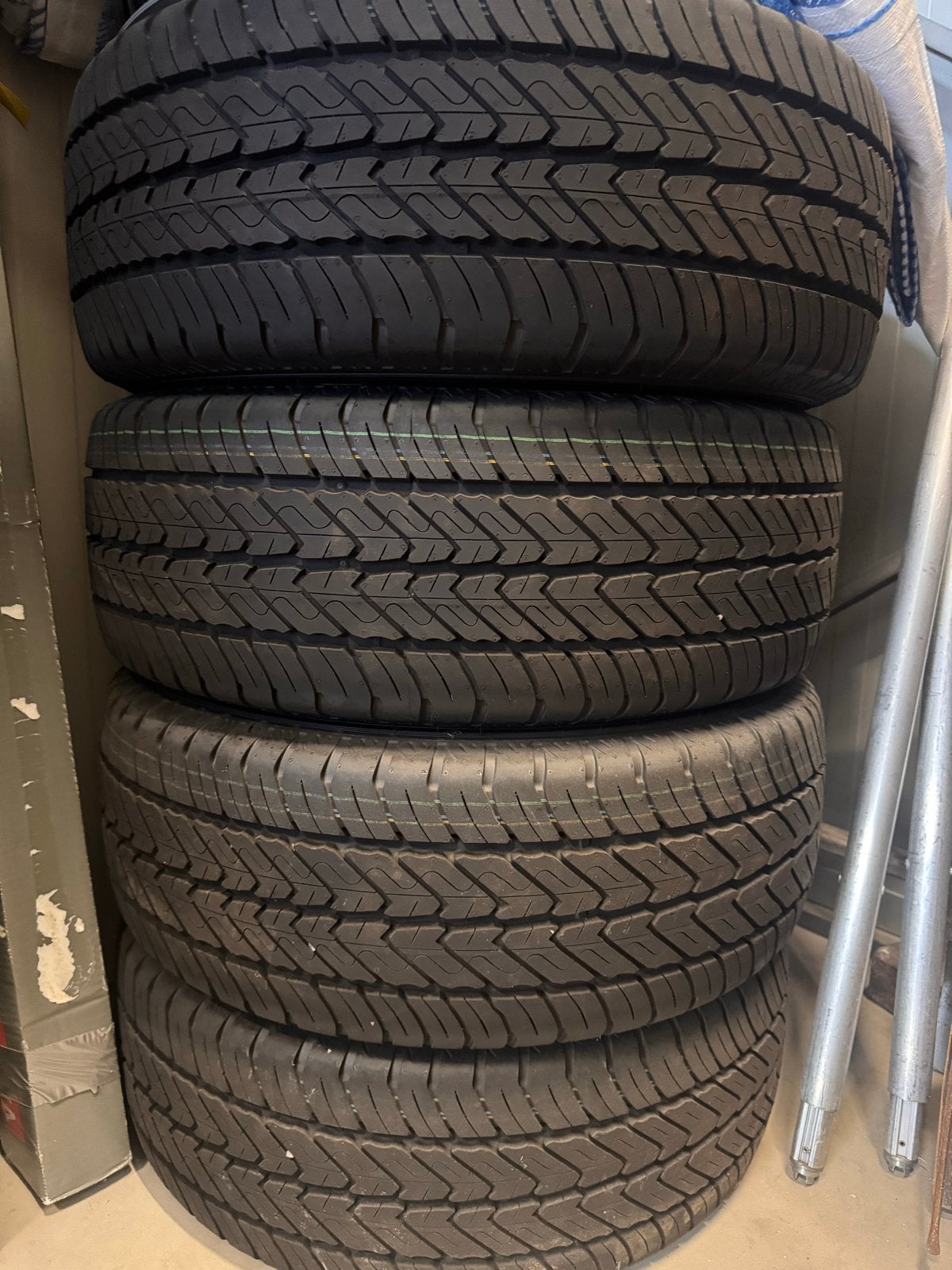 Nieuwe Mercedes banden met stalen velgen en wieldoppen, Ophalen, Bestelwagen, Banden en Velgen, Nieuw