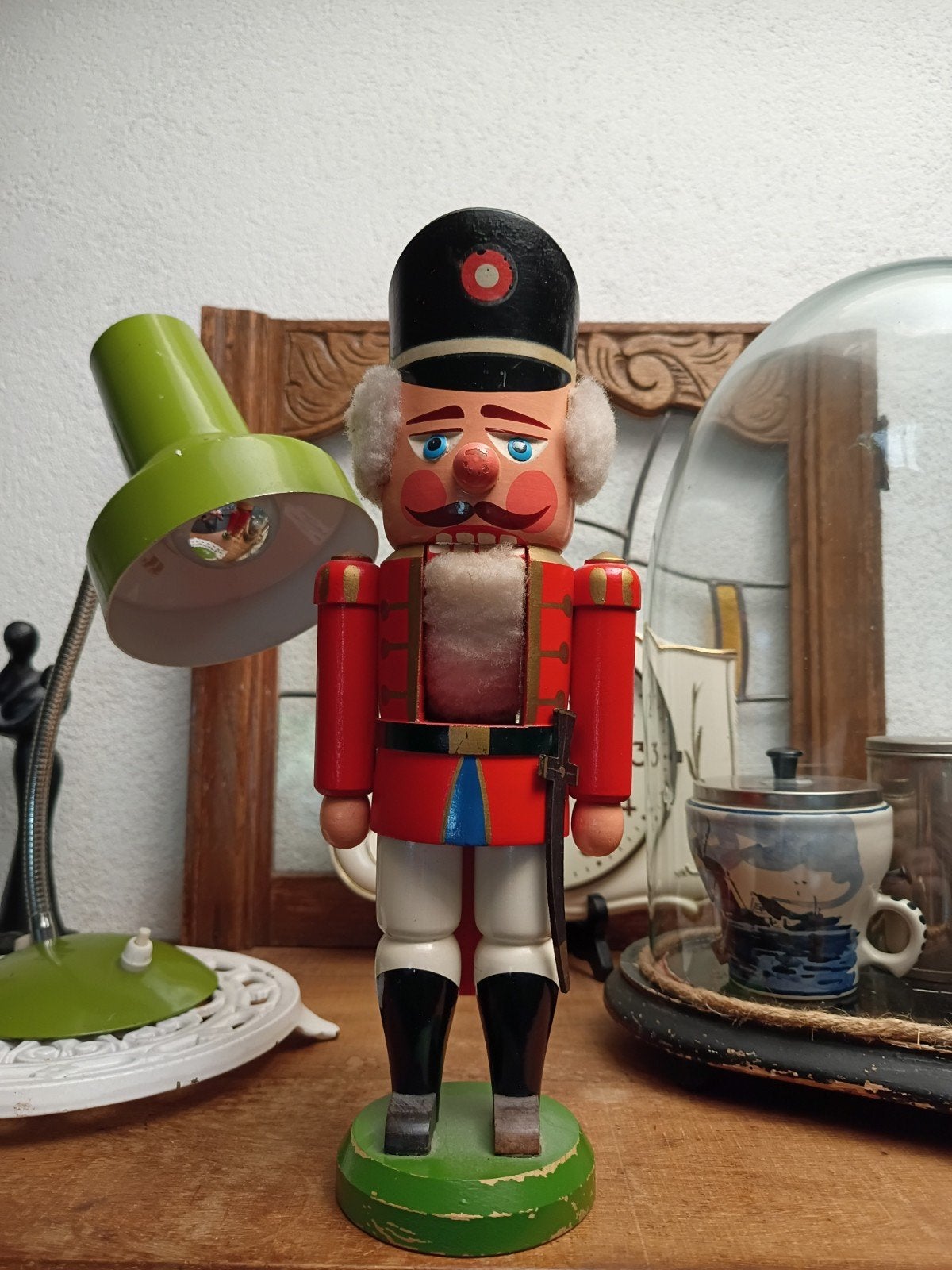 nostalgische oude houten notenkraker uit het Erzgebergte, Ophalen, Gebruikt