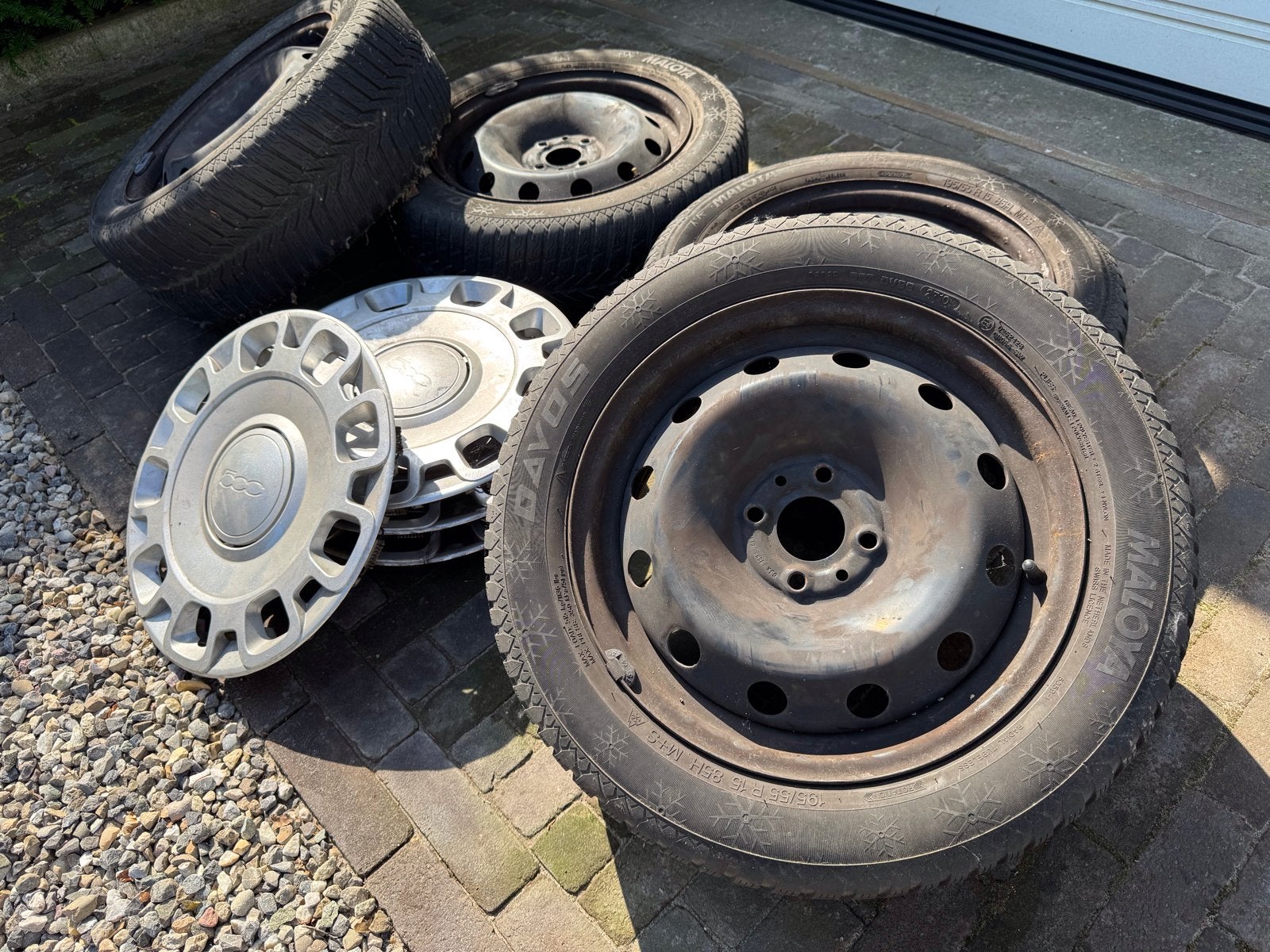 Velgen met banden 195/55 R15 voor Fiat 500 + wieldoppen, Ophalen, Gebruikt, 15 inch, Banden en Velgen