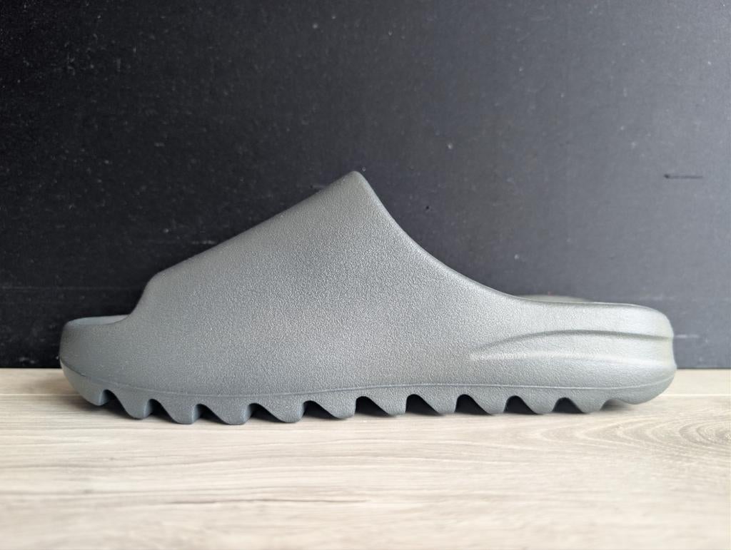 Adidas Yeezy Slide "Dark Onyx" maat 44½, Kleding | Heren, Schoenen, Slippers, Zwart, Nieuw, Ophalen of Verzenden