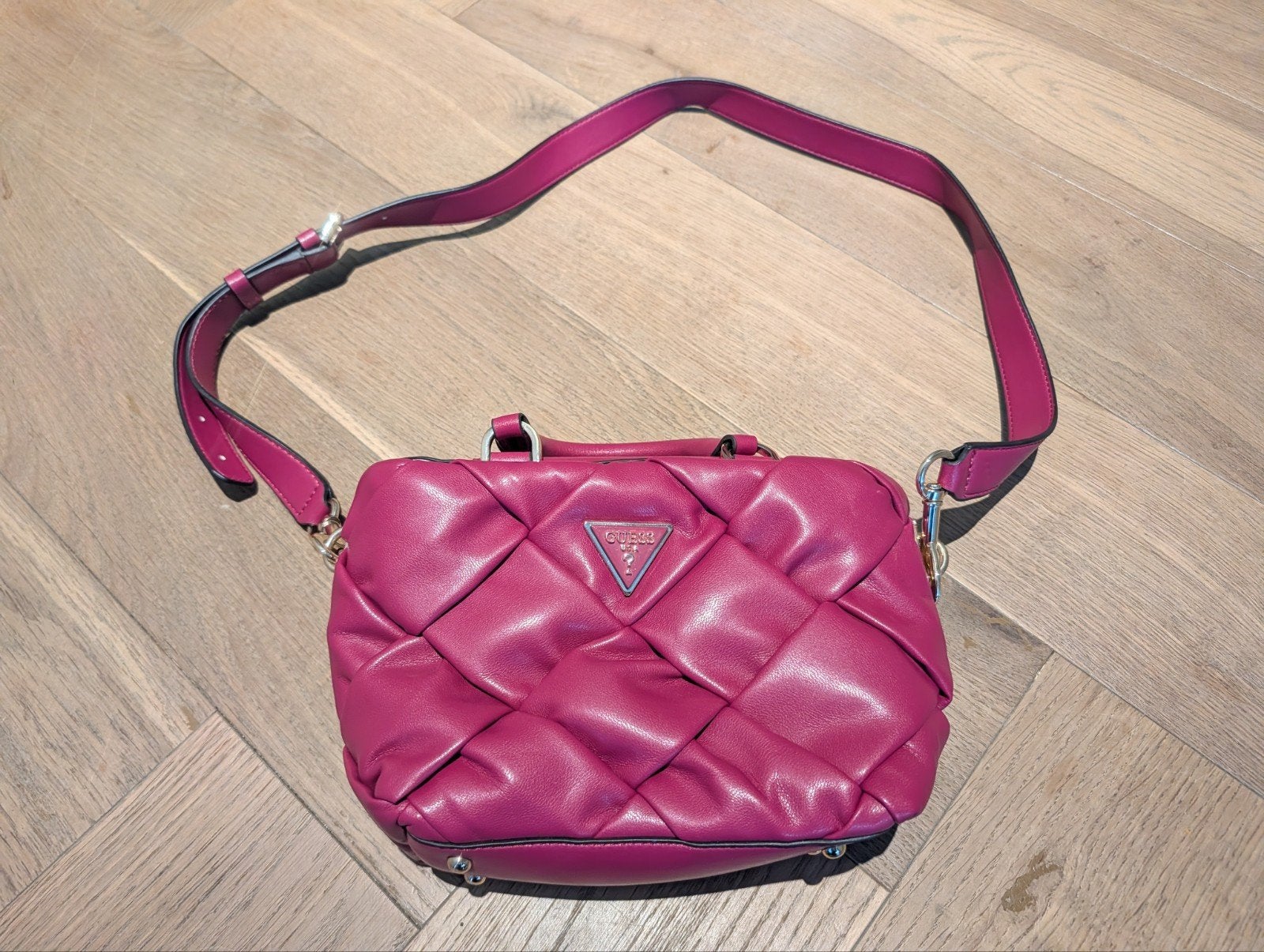 Guess Handtas schoudertas ZAINA in fuchsia, Ophalen of Verzenden, Zo goed als nieuw, Roze, Handtas