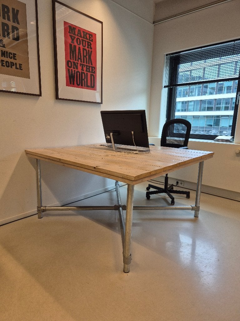 3 bureaus met steigerbuizen onderstel, Huis en Inrichting, Ophalen, Gebruikt, 150 cm, Hout