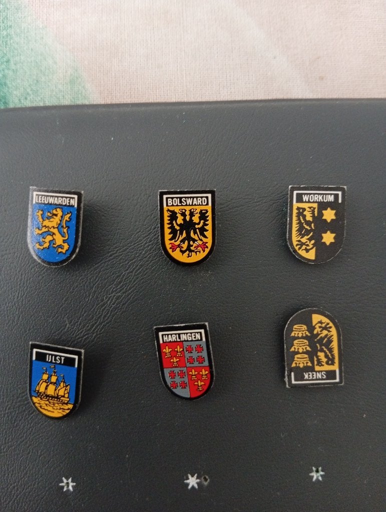 speldjes stadswapens metaal oa plaatsen in Friesland 10x, Verzamelen, Speldjes, Pins en Buttons, Ophalen of Verzenden, Gebruikt