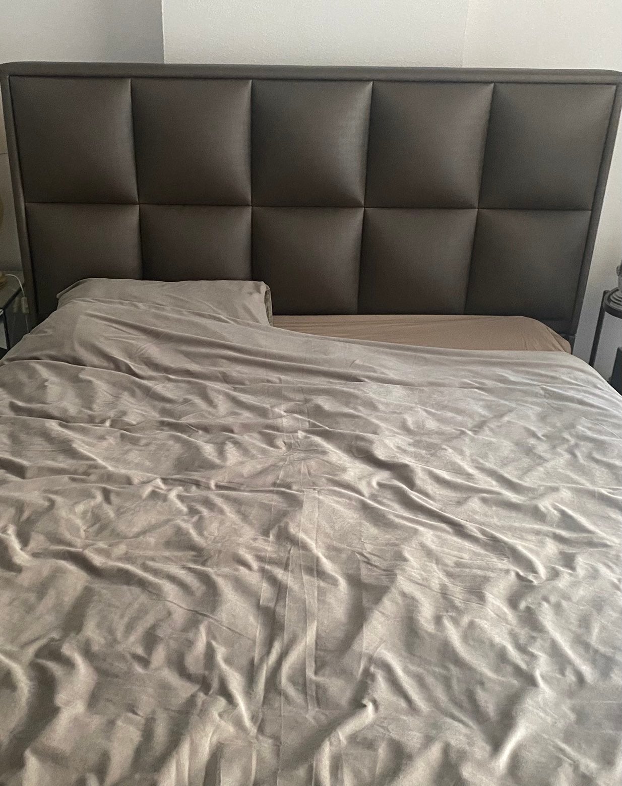 Comfortabel Tweepersoonsbed met Gestoffeerd Hoofdbord, Huis en Inrichting, Ophalen, Gebruikt, Bruin, Tweepersoons