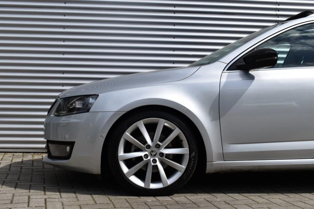 Skoda OCTAVIA COMBI 1.4 TSI AUT7 ELEGANCE BNS LINE / P.DAK /, Auto's, Skoda, 4 cilinders, 1192 kg, Origineel Nederlands, USB