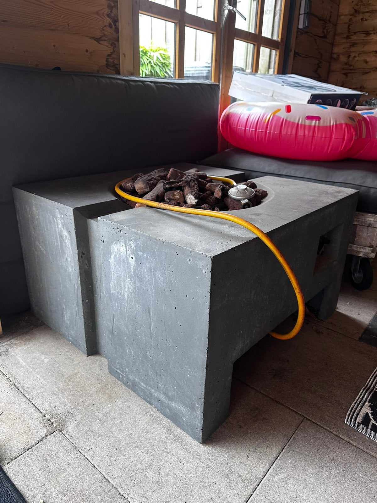 Moderne gas vuurtafel betonlook incl.  houtblokken, Tuin en Terras, Ophalen, Gebruikt