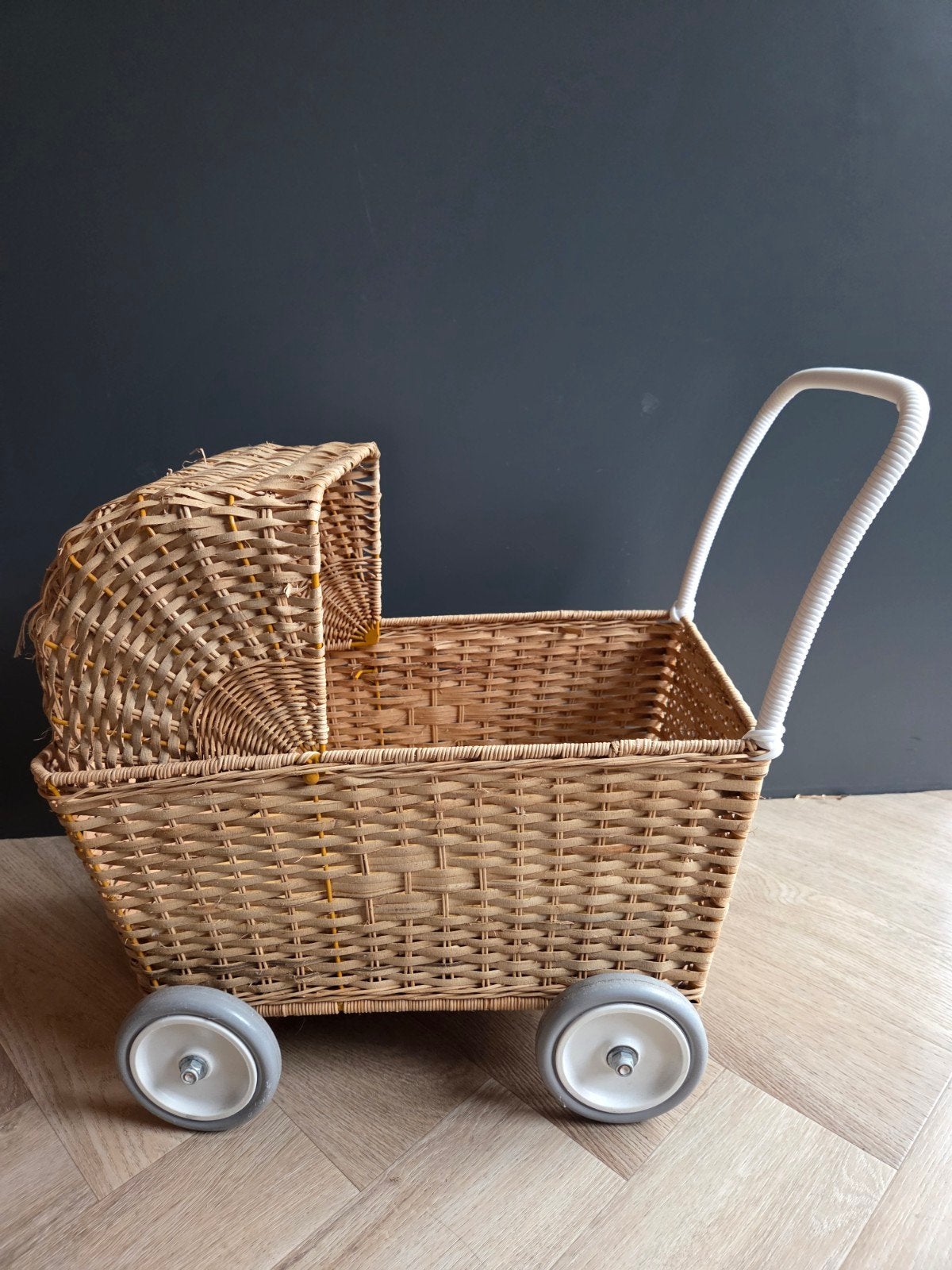 Ollie Ella rotan poppenwagen met matrasje, Kinderen en Baby's, Speelgoed | Poppen, Ophalen, Gebruikt, Overige typen