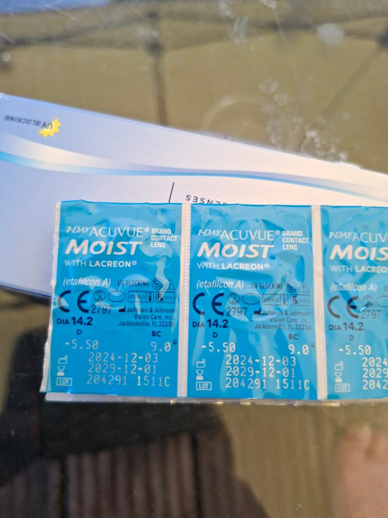 29x 1-Day Acuvue Moist contactlenzen -5.50, Nieuw, Ophalen of Verzenden, Toebehoren, Overige kleuren