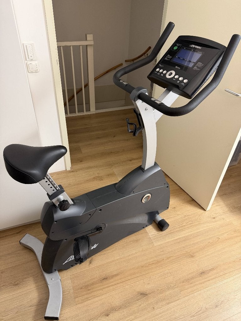 Life Fitness C1 Go Hometrainer | Sportschool kwaliteit, Sport en Fitness, Fitnessapparatuur, Ophalen, Gebruikt, Metaal, Buik