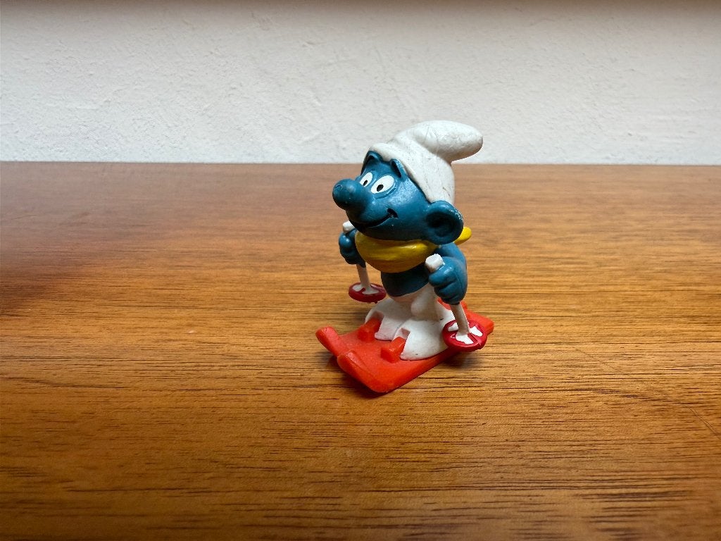 Skiloper Smurf – met rood-witte gedetailleerde stokken, Verzamelen, Smurfen, Ophalen of Verzenden, Gebruikt, Overige Smurfen, Poppetje, Figuurtje of Knuffel