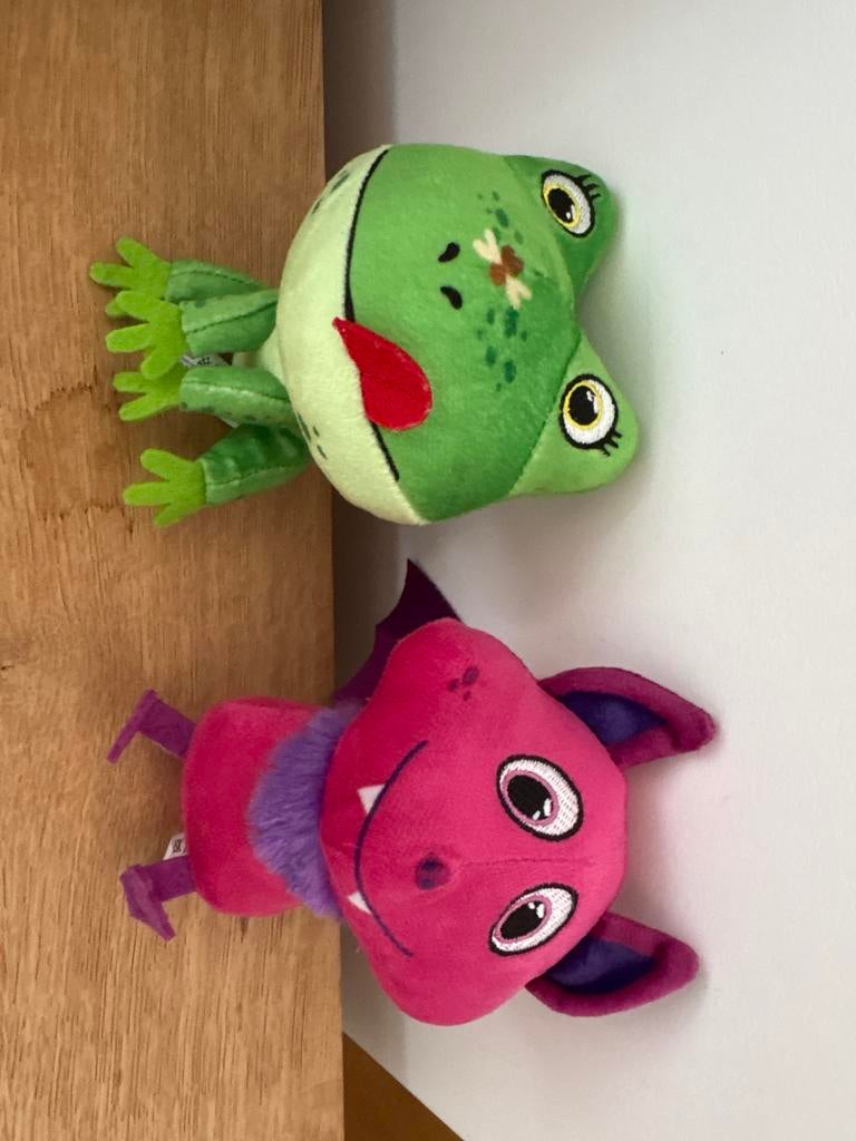 Leuke knuffels: kikker en roze vleermuis, Kikker, Groen, Ophalen of Verzenden, Zo goed als nieuw