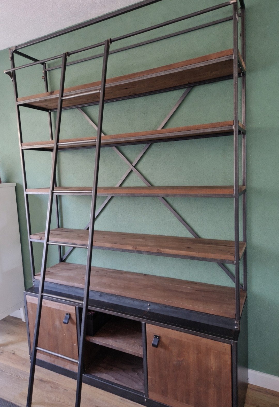 Industriële boekenkast/bibliotheekkast met ladder, Ophalen of Verzenden, Metaal, Industrieel