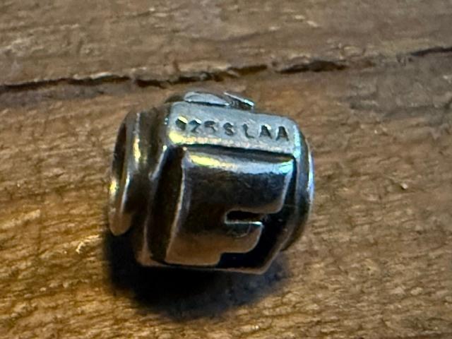 Trollbeads Oude blokletter S en F TAGBE-10130, Gebruikt, Ophalen of Verzenden, Trollbeads, 2 of 3 bedels