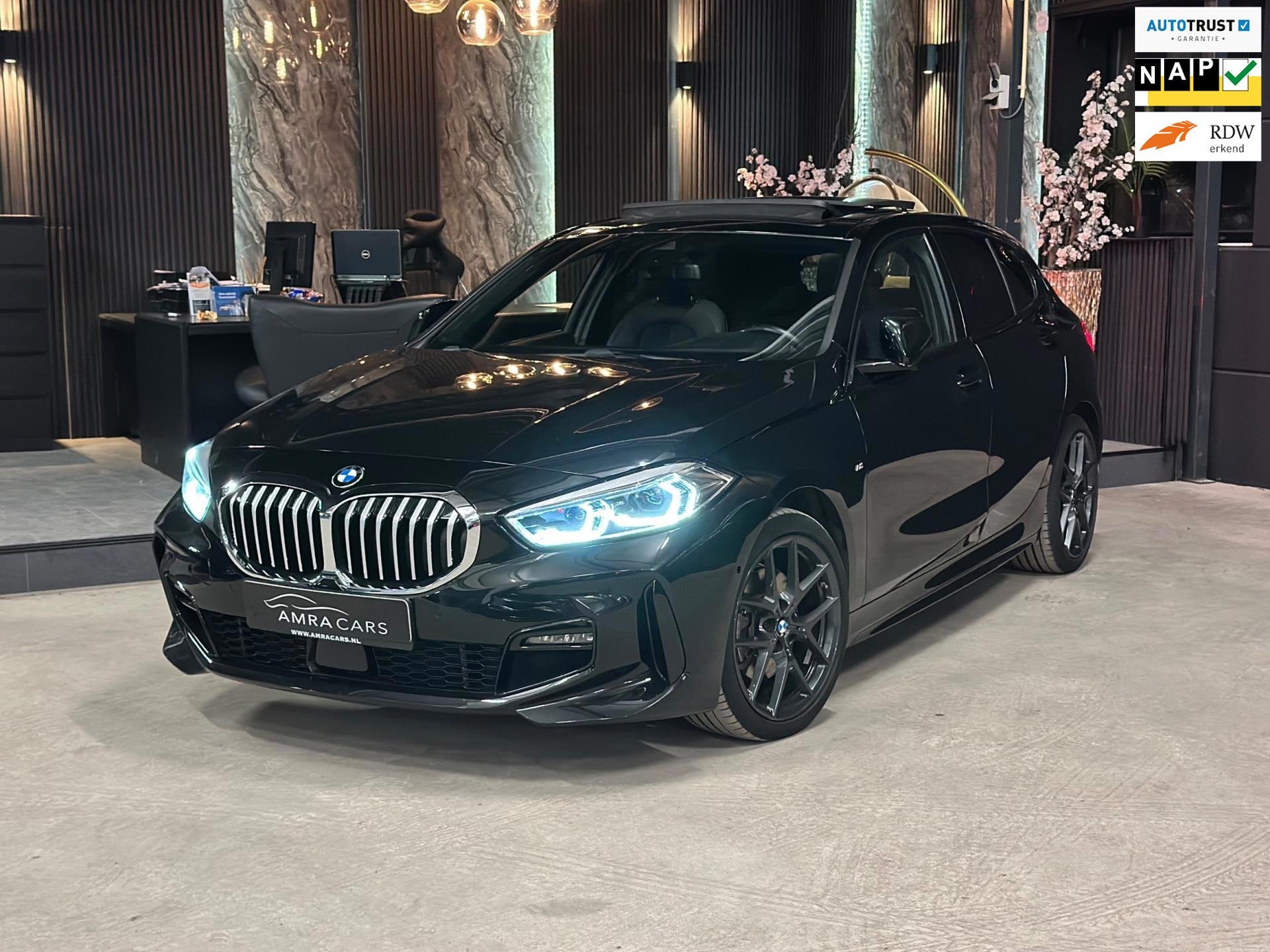 BMW 1-serie 118i M pakket|PANO|SFEERVERLICHTING|BOMVOL!, 136 pk, Gebruikt, Zwart, Leder