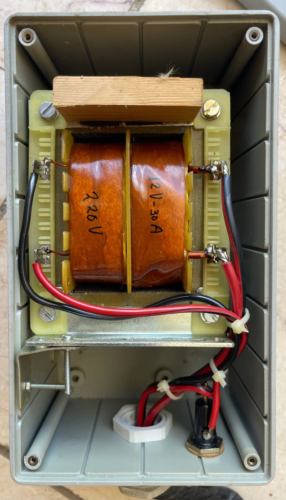 Travo 12V 30A, Ophalen of Verzenden, Zo goed als nieuw