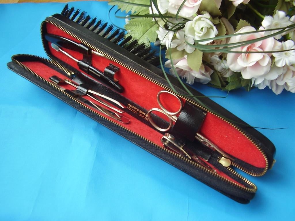 Zeer oude kledingborstel met manicure set achter de rits, Ophalen of Verzenden