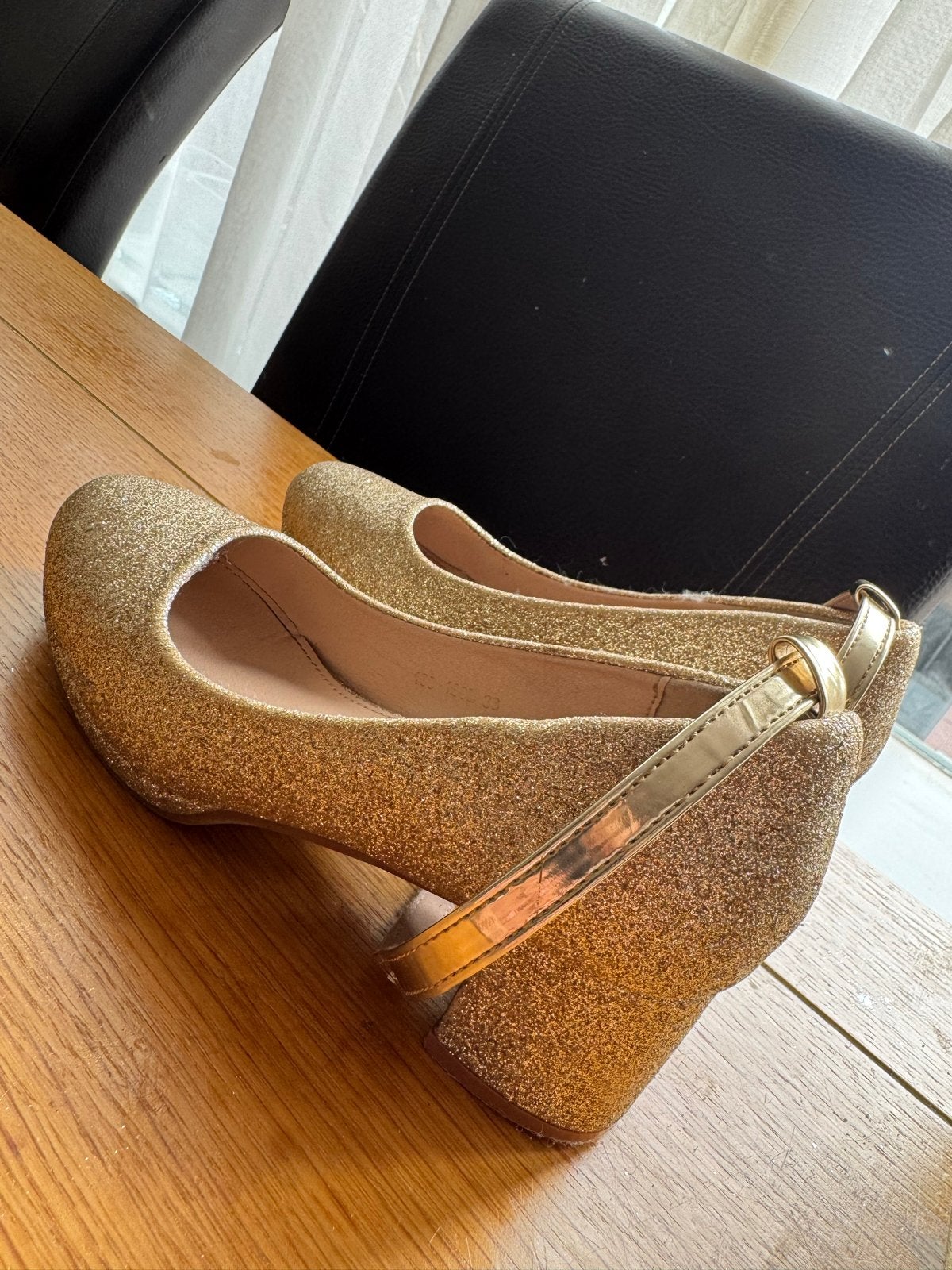 Gouden glitter hakken met bandje maat 33, Ophalen of Verzenden, Gedragen, Overige kleuren, Schoenen met hoge hakken