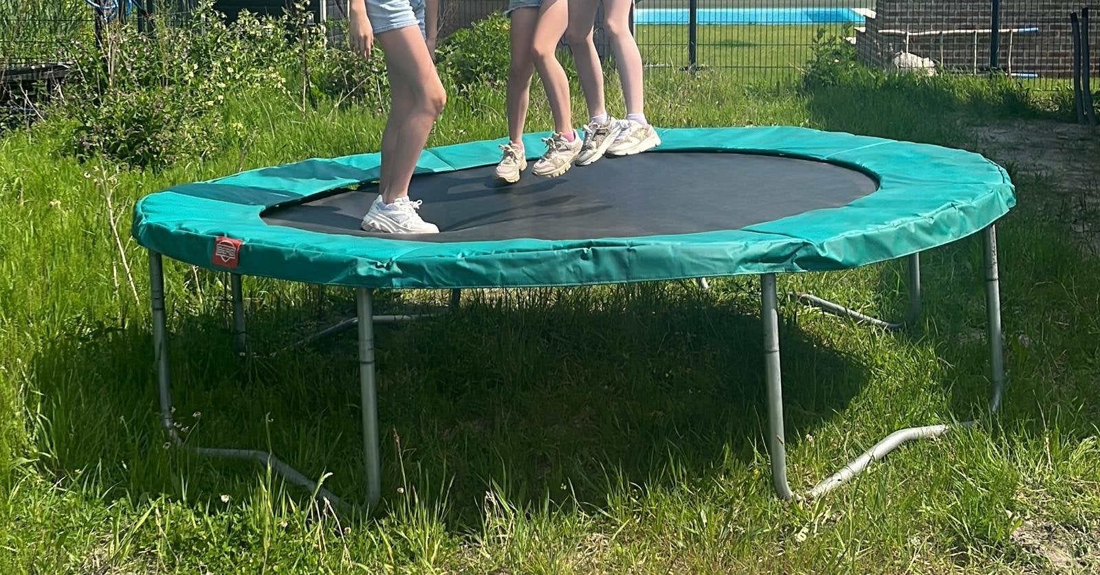Berg trampoline Ø 270cm met afdekhoes, Kinderen en Baby's, Speelgoed | Buiten | Trampolines, Ophalen, Gebruikt