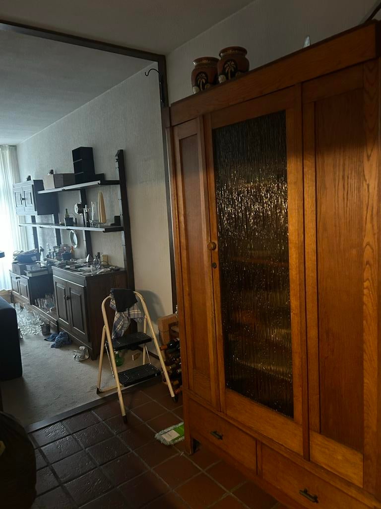Antieke kast met sierglas deur, omgebouwd tot voorraadkast, Ophalen