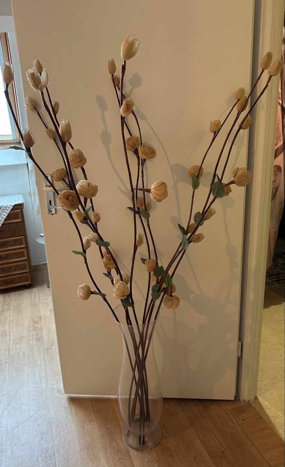 Hoge glazen vaas (Avri) met mooie sier/droogbloemen, Huis en Inrichting, Ophalen, Transparant, Inclusief decoratie, 60 cm