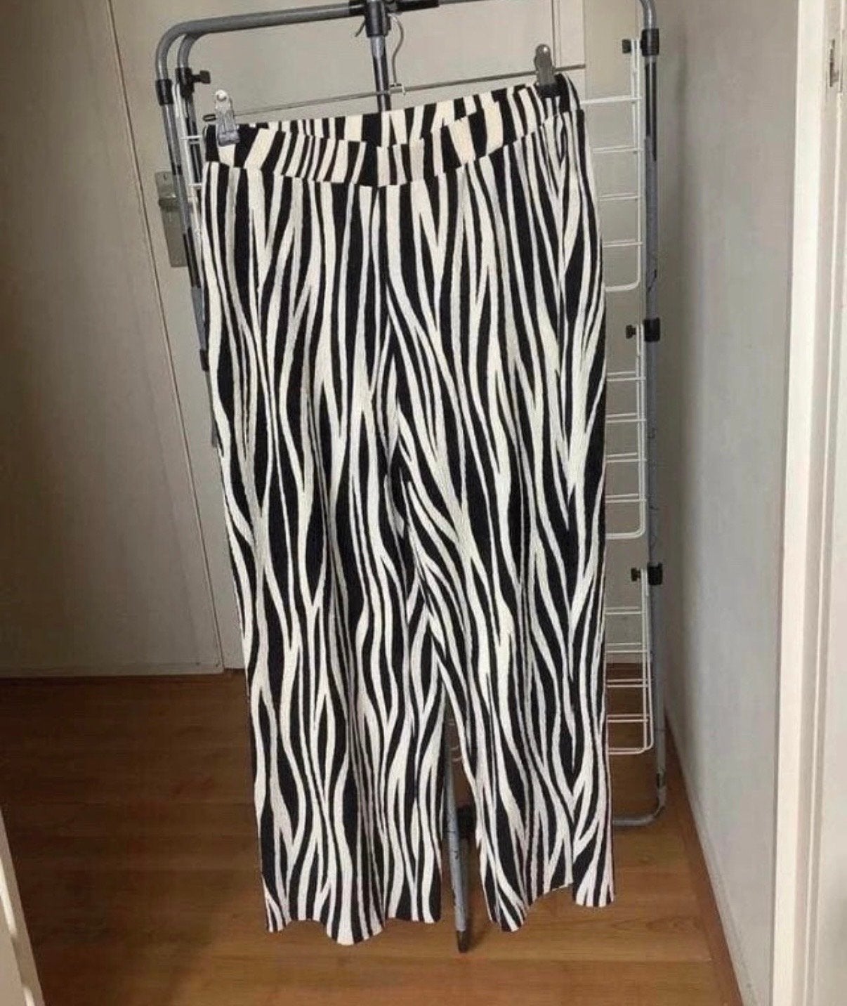 Zwart-witte zebraprint broek, Maat 38/40 (M), Zwart, Nieuw, Ophalen of Verzenden