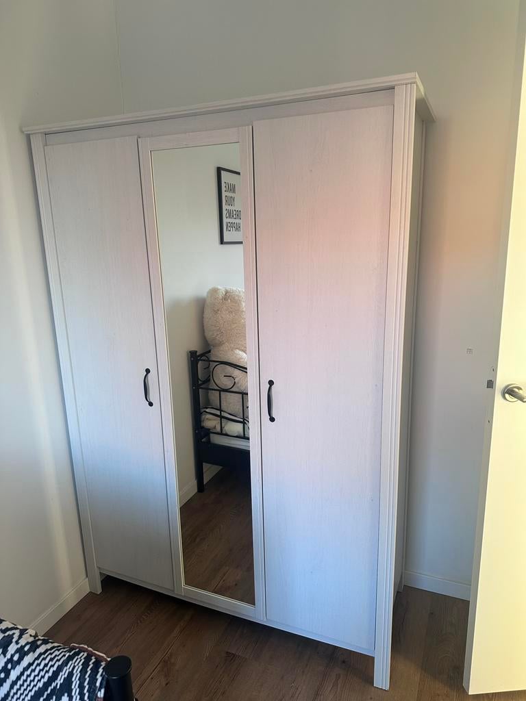 Brusali ikea kledingkast wit met spiegel, Ophalen, 50 tot 100 cm, Zo goed als nieuw, Minder dan 100 cm