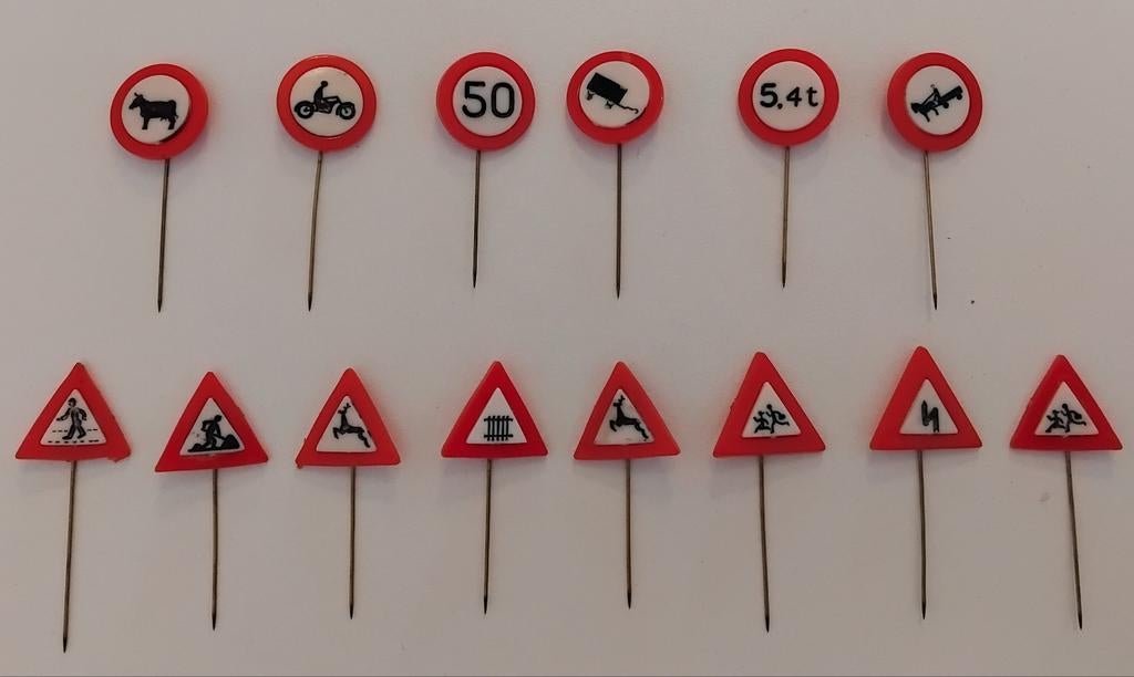 15 Vintage Verkeersbord Spelden, Ophalen of Verzenden, Gebruikt, Transport, Speldje of Pin