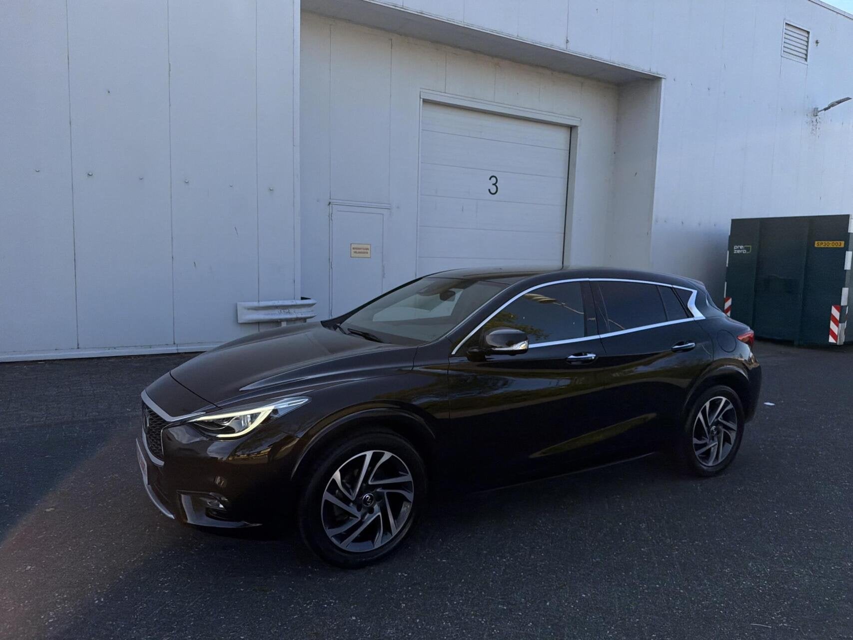 Infiniti Q30 1.6t Premium Tech - NAVI/LEER/BOSE/360CAM/NAP, Auto's, Voorwielaandrijving, Gebruikt, 4 cilinders, 700 kg