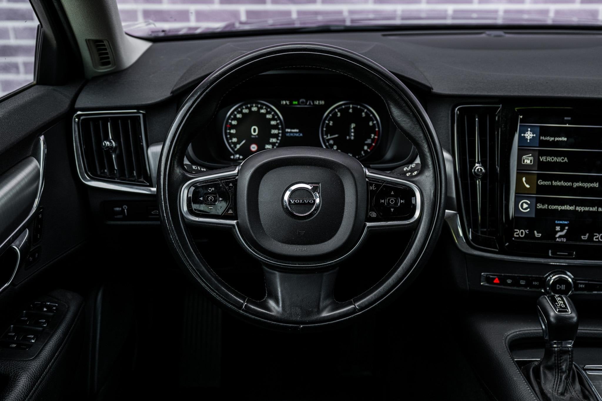 Volvo V90 2.0 T4 Momentum | Trekhaak | Parkeersensoren | Led, Euro 6, Verwarmde buitenspiegels, 93 €/maand, 750 kg