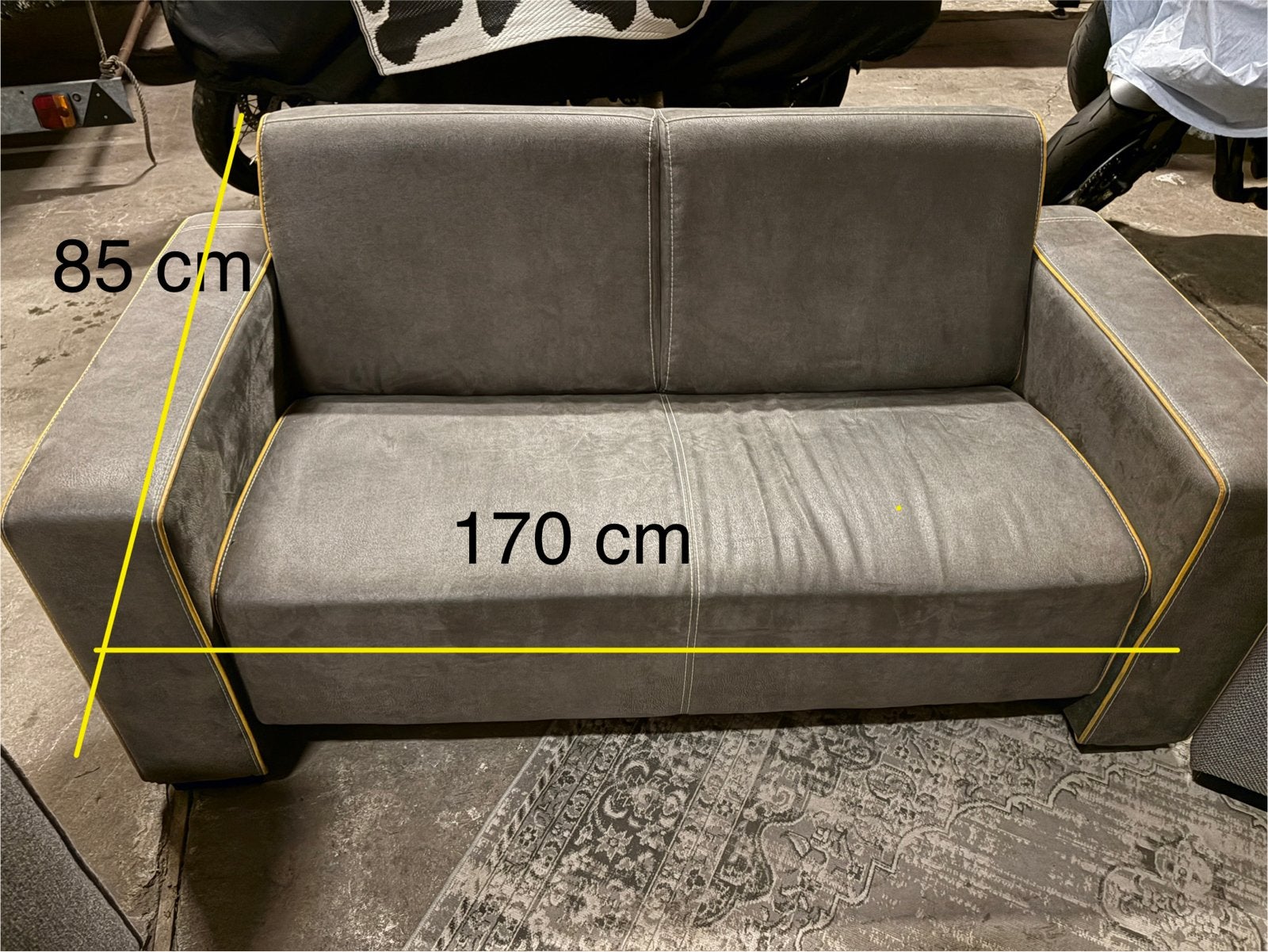 Comfortabele 2-zits bank - Grijs met gele accenten, Gebruikt, 150 tot 200 cm, Tweepersoons, 75 tot 100 cm