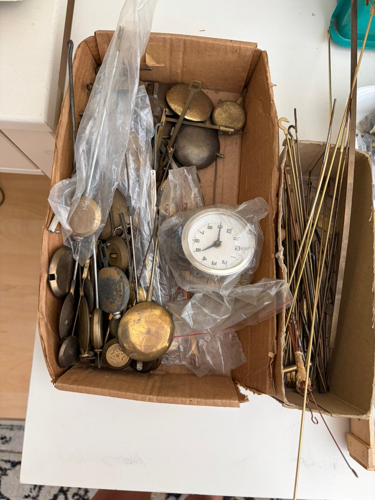 2 doosjes antieke en nieuwe slingers van klokkenmaker., Ophalen