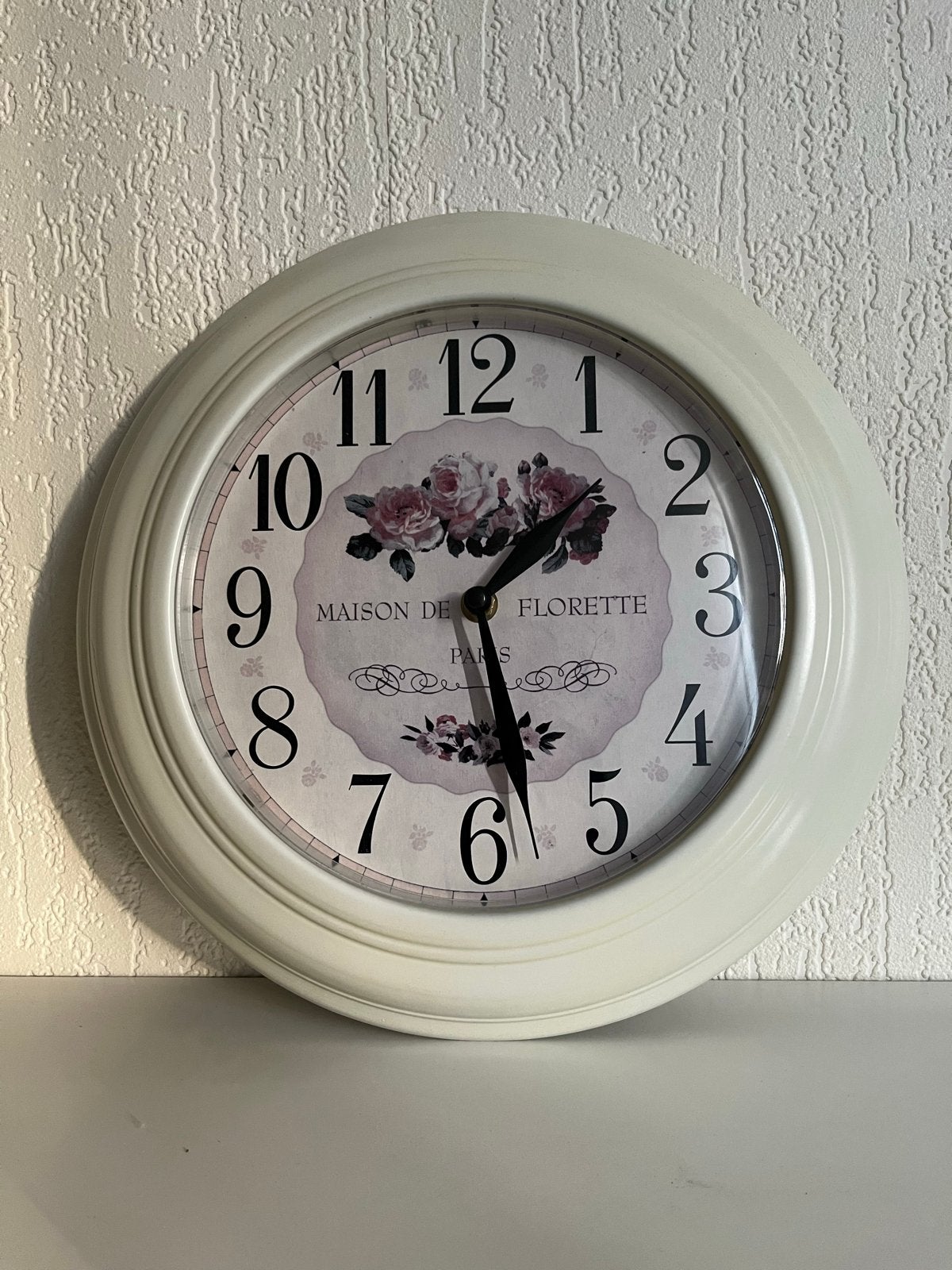 Landelijke wandklok van metaal - Maison de Florette, Wit, Landelijk, Analoog, Werkt op batterijen