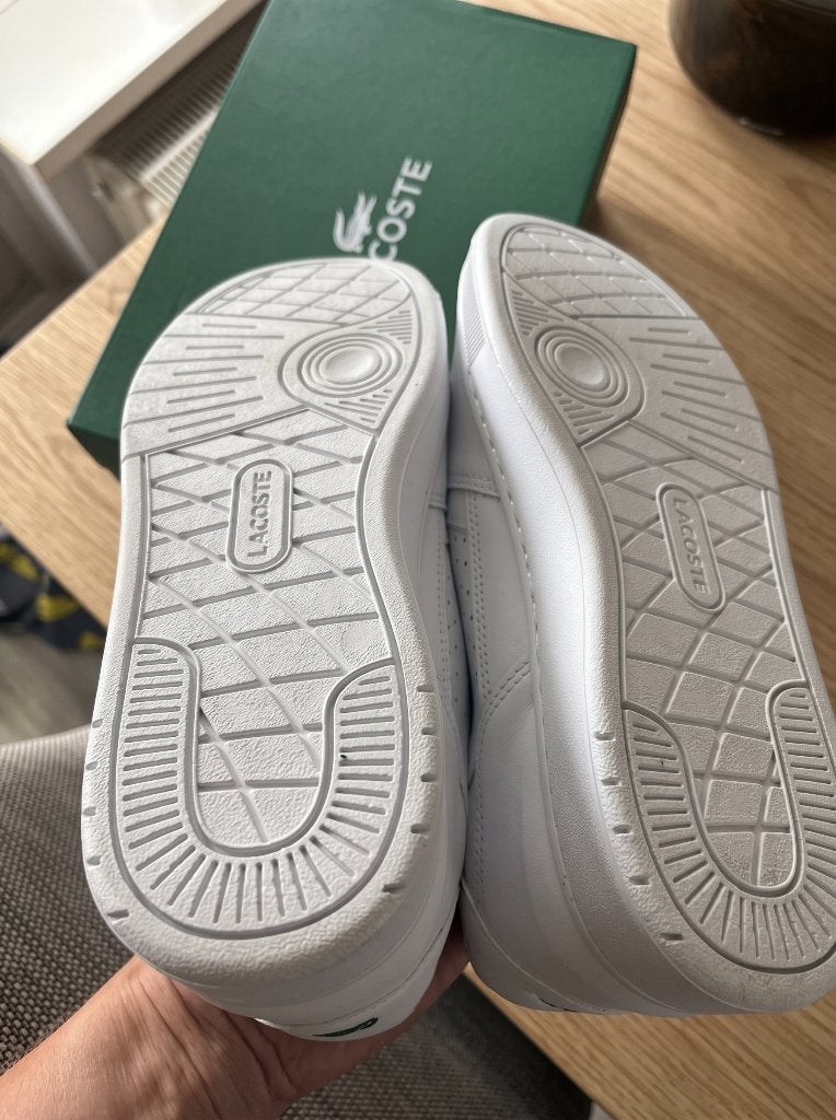 Foto 2 van Lacoste T-Clip sneakers wit