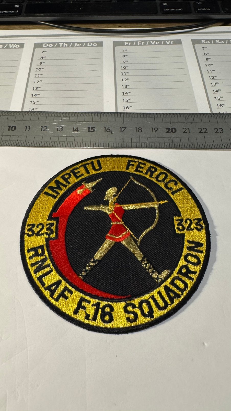 Patch luchtmacht klu 323 squadron 5, Ophalen of Verzenden, Zo goed als nieuw, Patch, Badge of Embleem