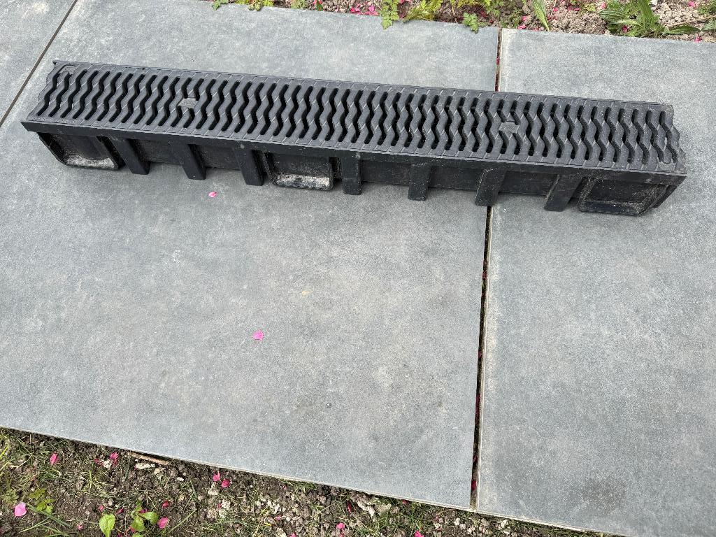 Nicoll Connecto 100 Sleufroosters (4 stuks, zwart PP design), Doe-het-zelf en Verbouw, Buizen en Afvoer, Ophalen, Pvc, Nieuw, Minder dan 2 meter