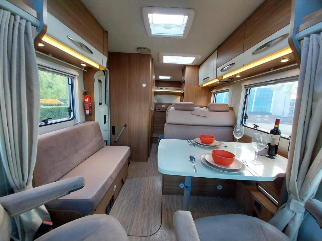 Frisse Carado T448 met enkele bedden, 3x solair en omvormer!, Caravans en Kamperen, Ringverwarming, Bedrijf, Tot en met 3, Half-integraal