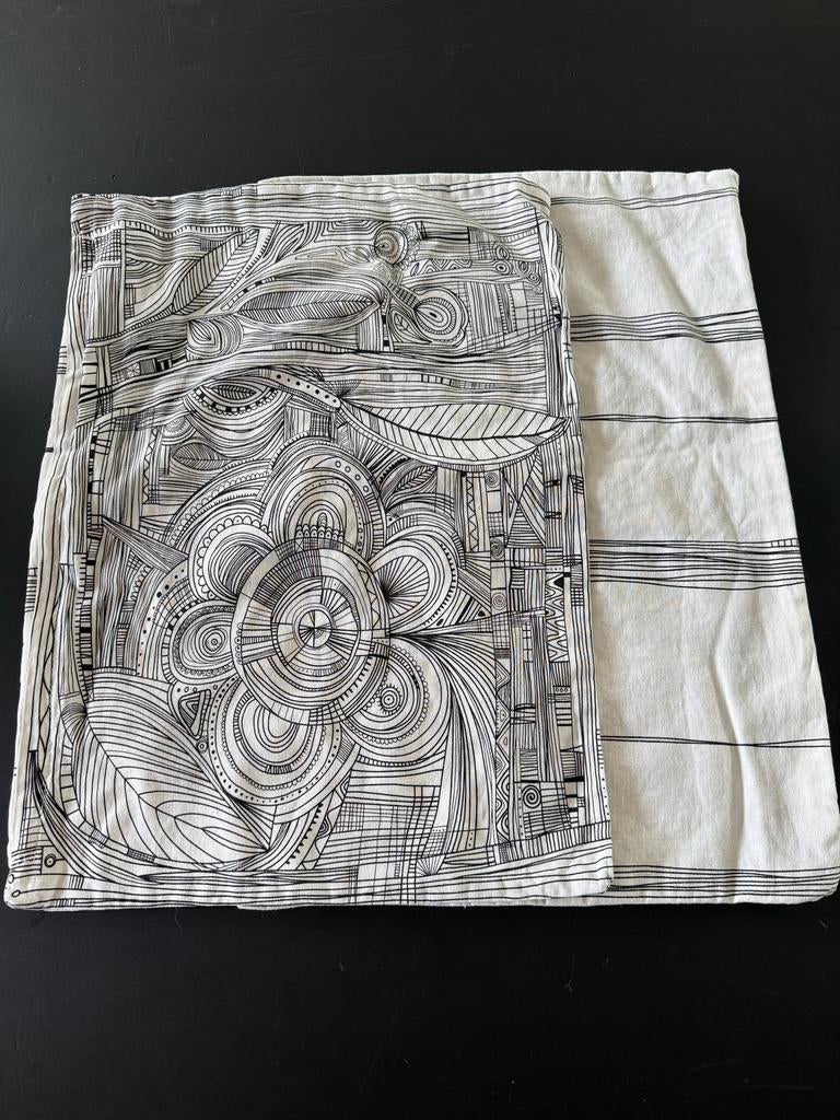 IKEA zwart-wit kussenhoes (2x) met soort Escher patroon, Ophalen of Verzenden, Gebruikt, Wit, Rechthoekig
