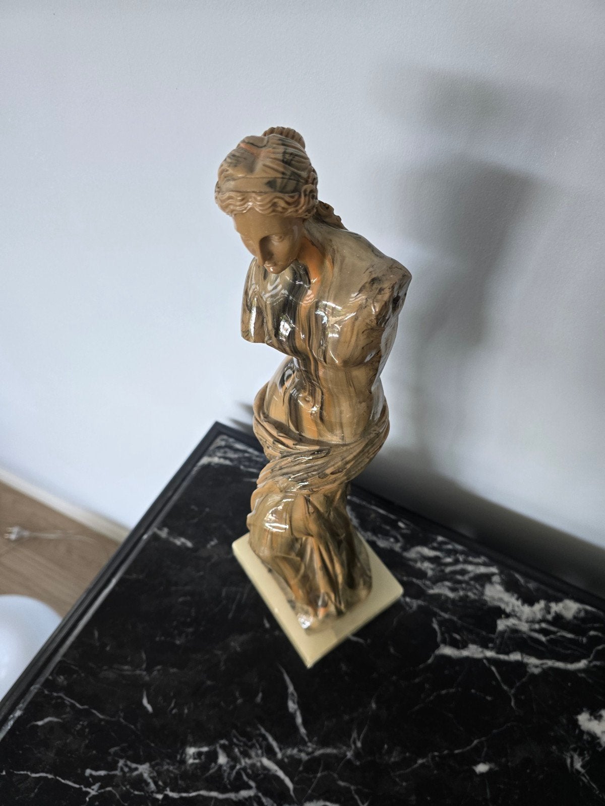Venus van Milo beeldje op sokkel, Ophalen, Natuurlijk materiaal, 20 - 50 cm, Meerkleurig