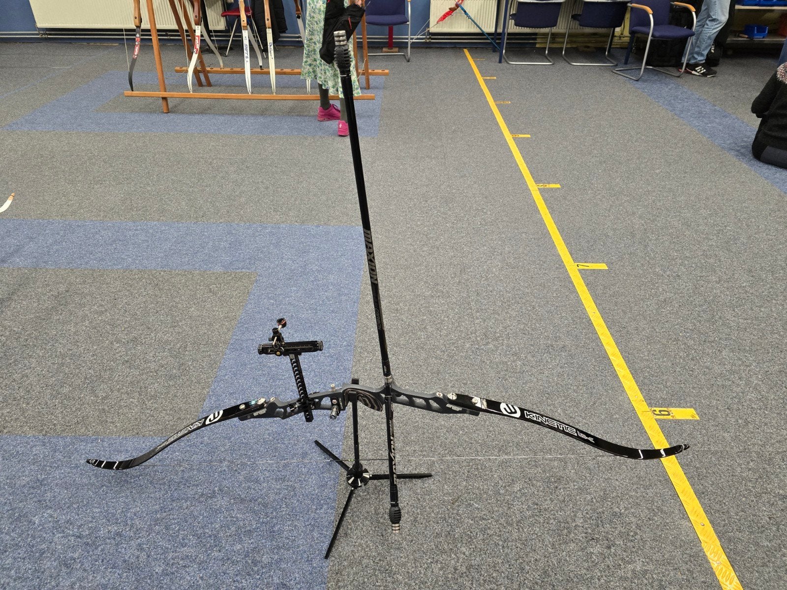Recurve rechtshandig 70"L  26 lbs zwart met carbon kleur, Ophalen of Verzenden, Zo goed als nieuw, Recurveboog